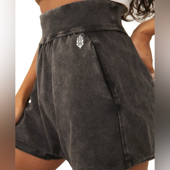 FREE PEOPLE FREE MOVEMENT Hot Shot Harem Shorts Size Medium GUC - Picture 2 of 7